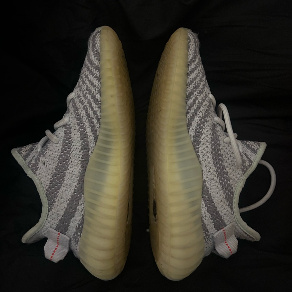 Yeezys Women Size 6 Men Size 4
